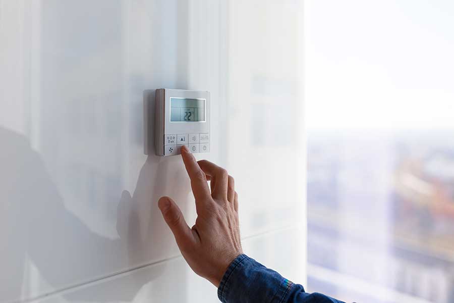 main programmant un thermostat de climatisation