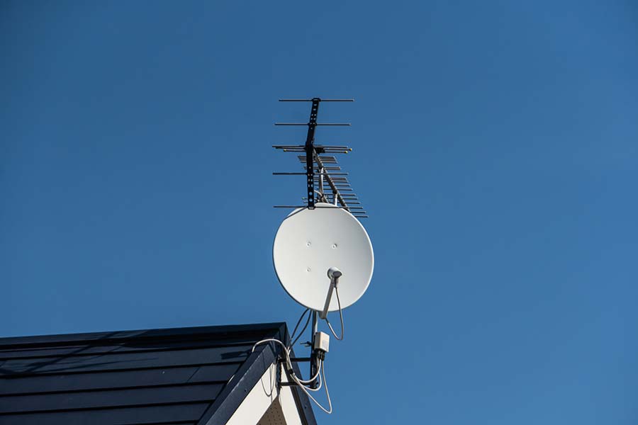 parabole et antenne fixées sur un toit