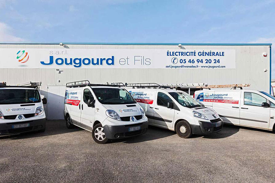 camions avec l'enseigne Jougourd